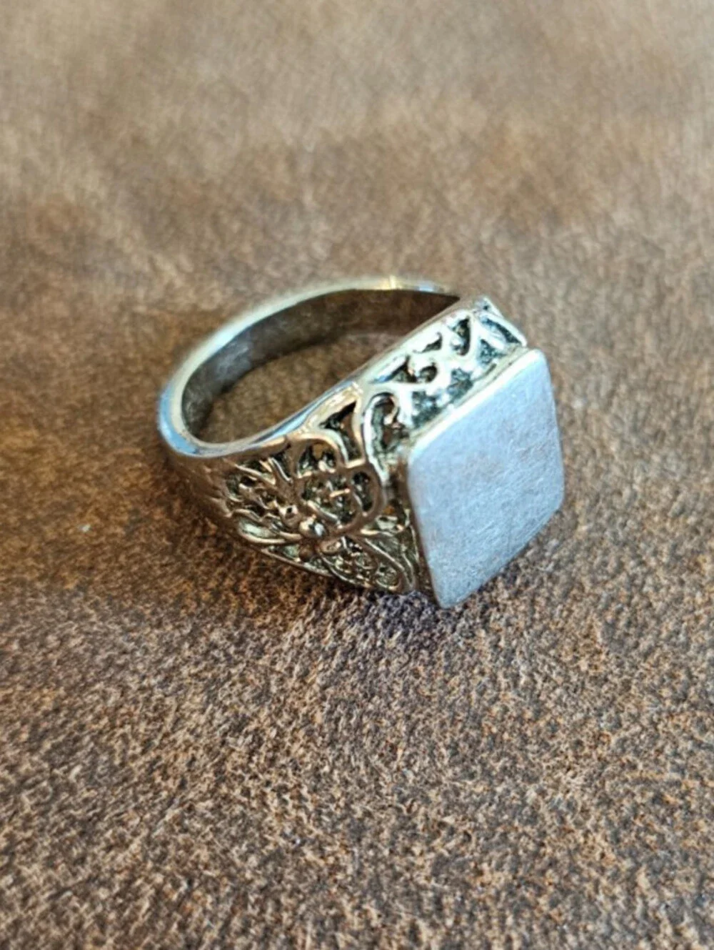 Vintage-style men's signet ring w/ intricate openwork floral or filigre Sz 8